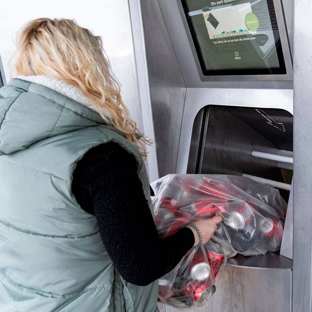 Medbring din pant til Pantstationen ved Copenhagen Designer Outlet, og aflever nemt dine tomme flasker og dåser. 